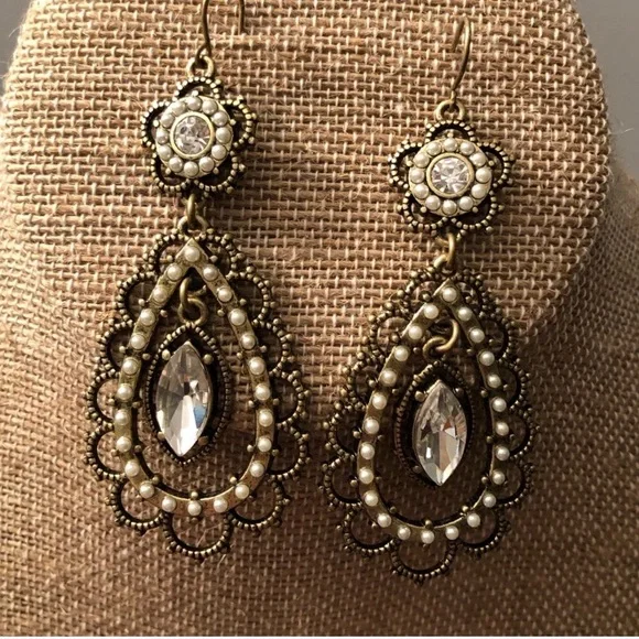 Chloe and Isabel crystal and pearl earrings - Picture 5 of 7